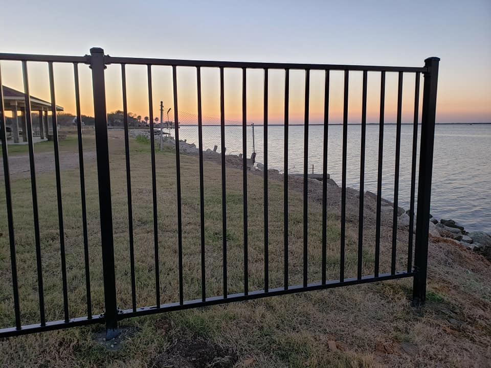 Aluminum Flat Top & Bottom Fence 4x8